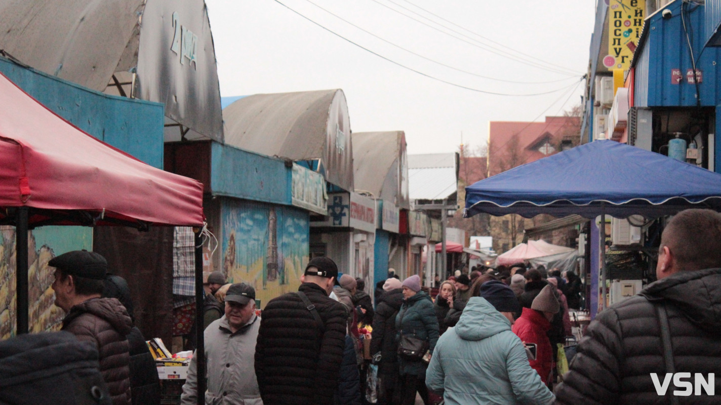 Скільки коштують новорічні гірлянди на ринку у Луцьку?