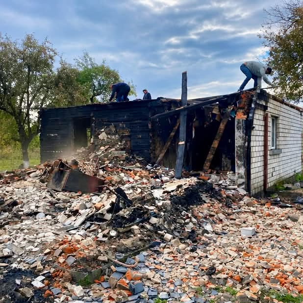 Готувалися до хрестин онуки, а втратили дім: на Волині згорів будинок родини військового