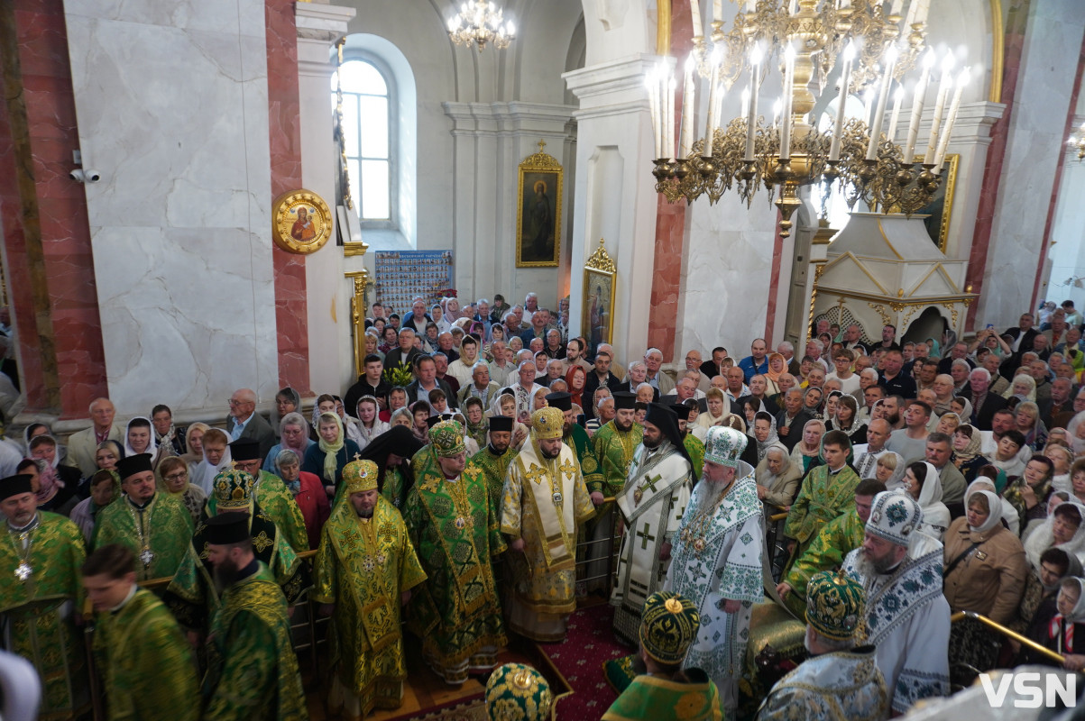 Хресна хода і спільна молитва: як минула літургія за участі Епіфанія у Луцьку. Фоторепортаж