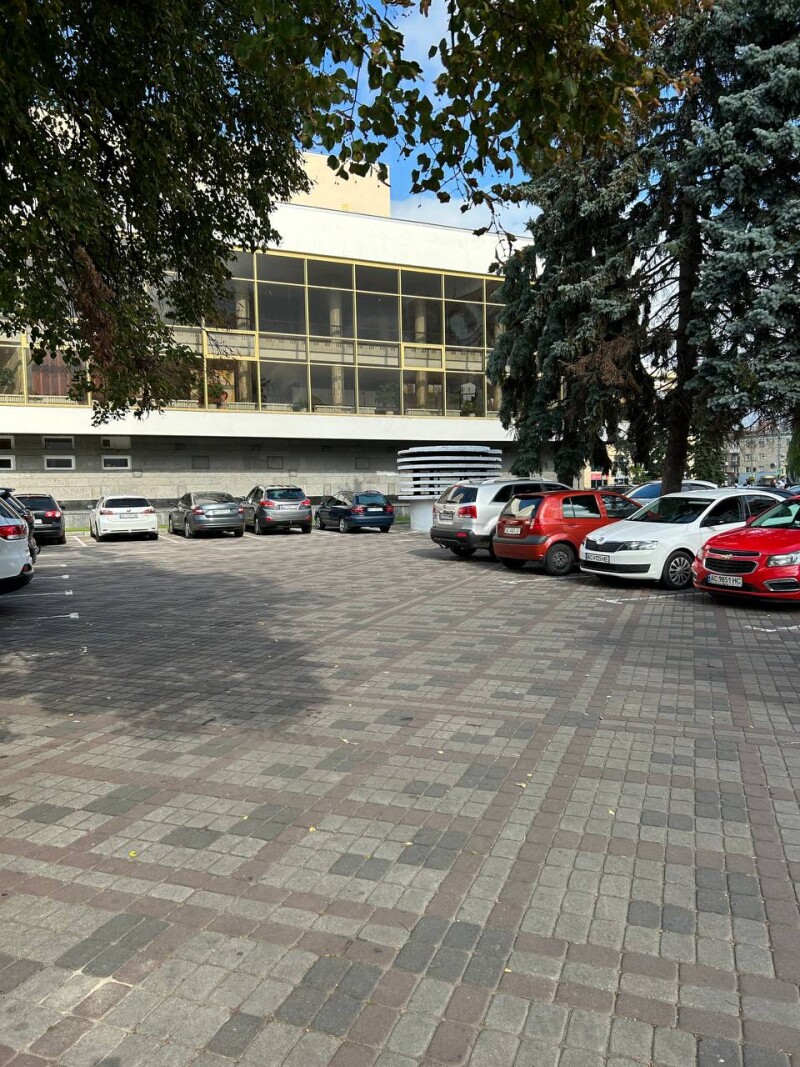 У центрі Луцька з’явилася сучасна парковка на 44 місць та тарифом 30 грн за годину
