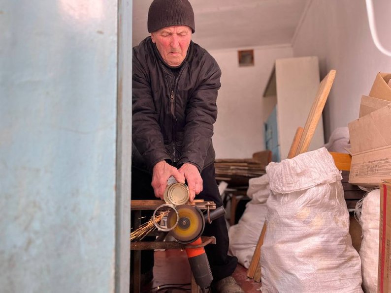 85-річний волонтер з Волині виготовляє окопні свічки на передову