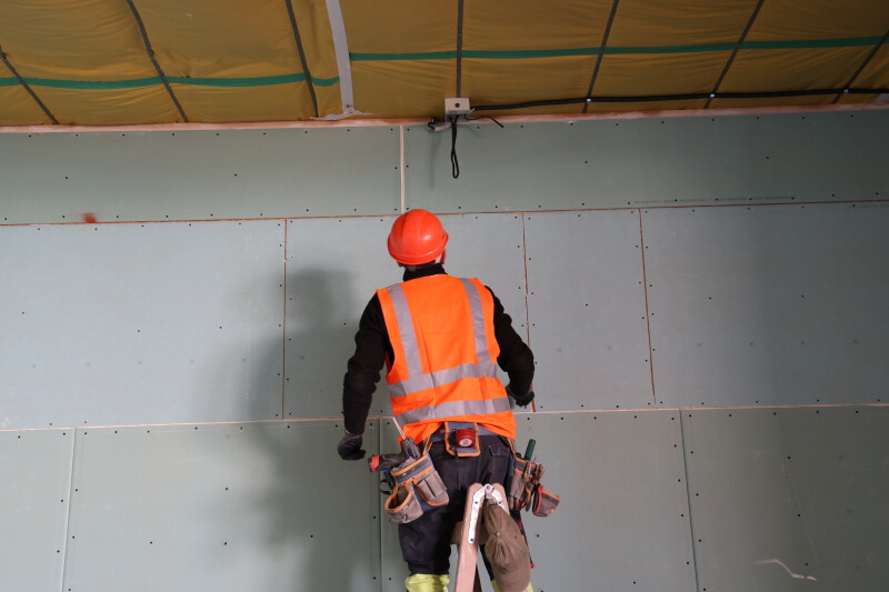 Роботи планують завершити до кінця травня: у Луцьку триває будівництво ветеранського простору