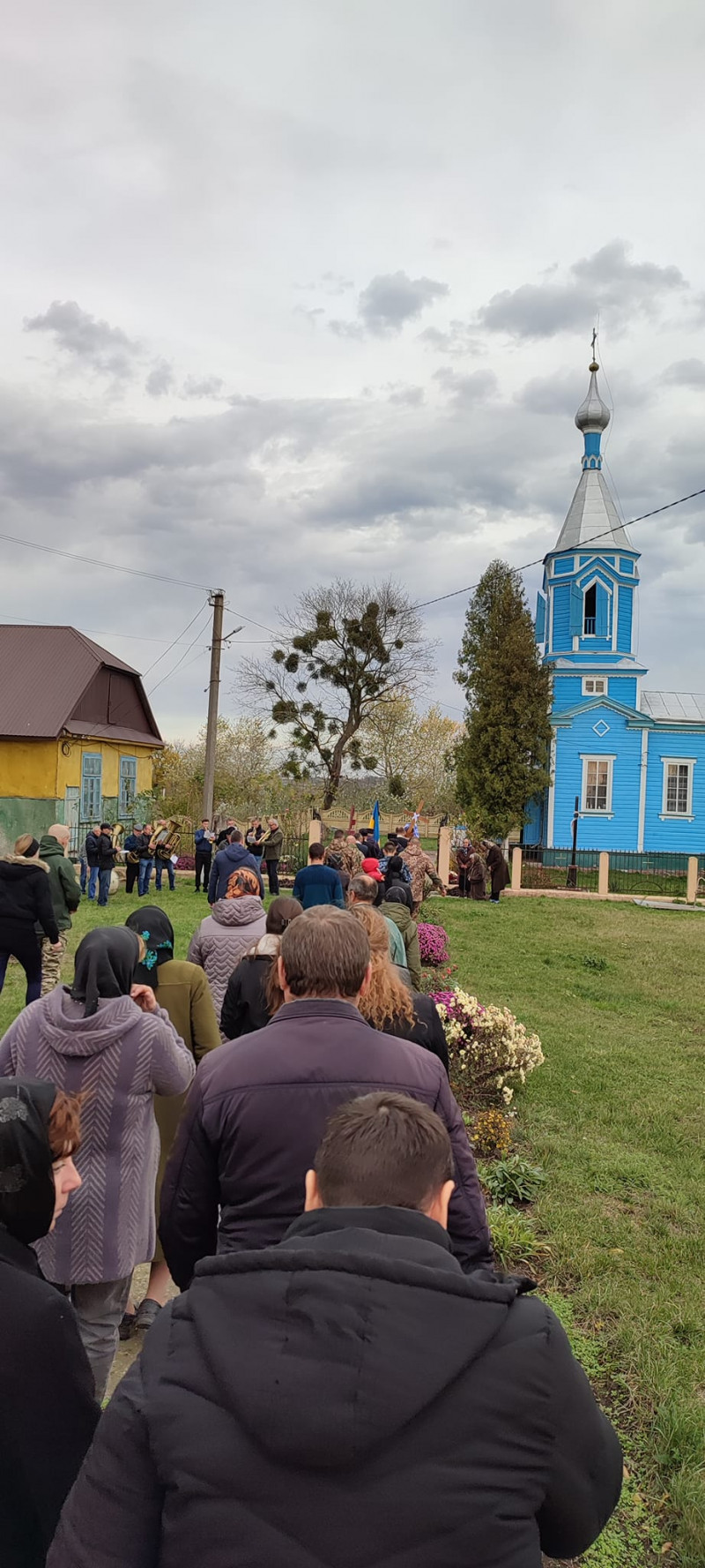 Зійшлося усе село: поховали 29-річного сапера з Луцького району Віталія Костюка. Фото