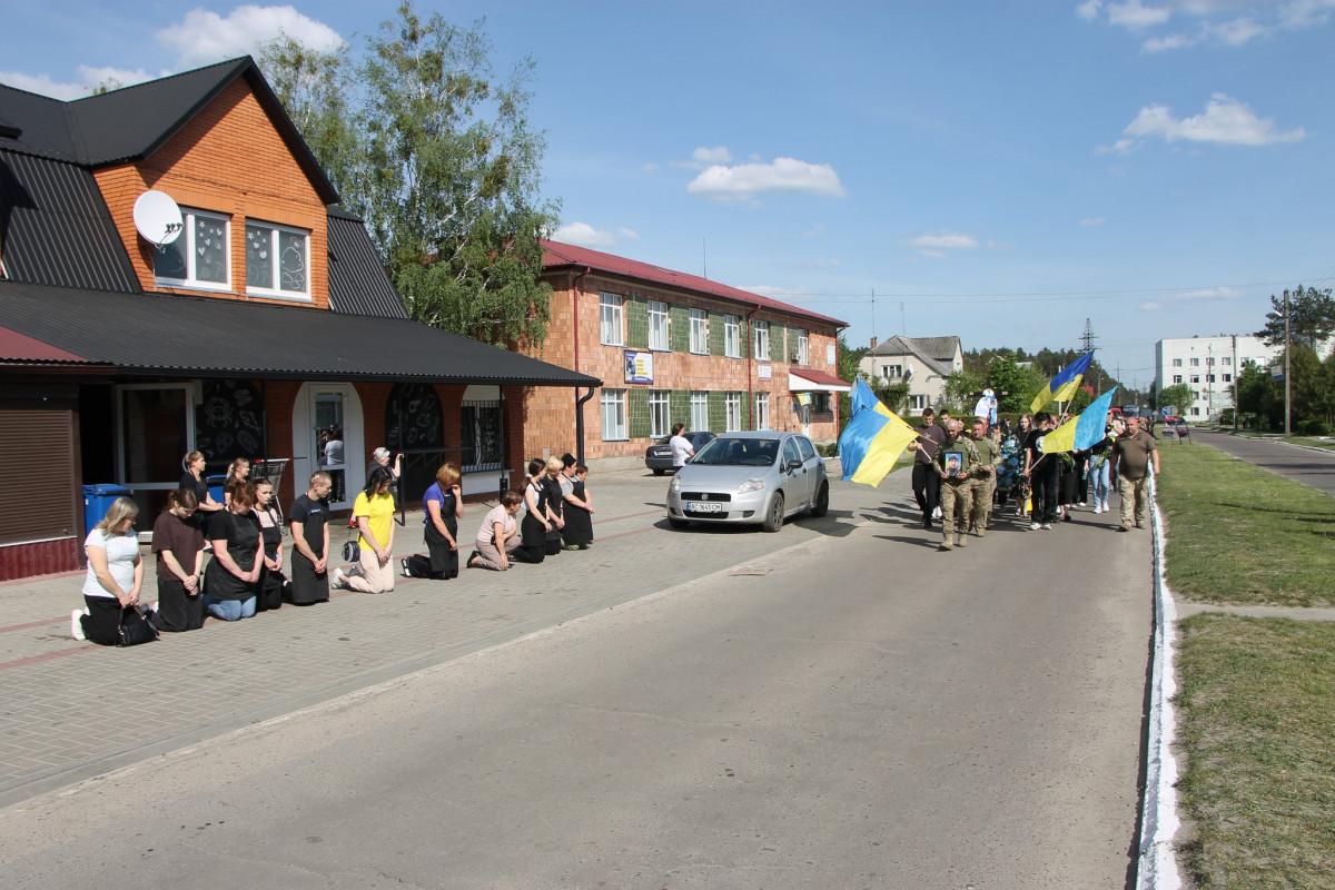 Дві донечки ніколи більше не побачать татка: напередодні Великодня на Волині попрощались з Героєм Олександром Муковським