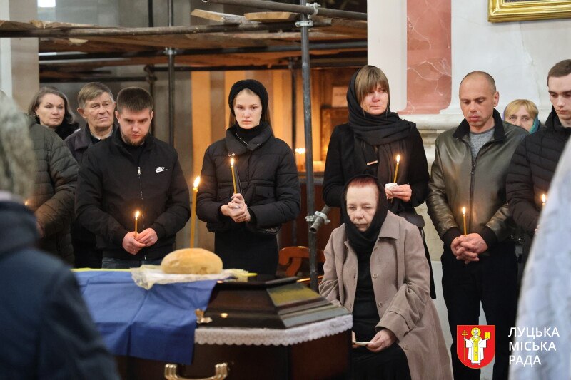 Залишилися мама, брати та син: у Луцьку провели в останню дорогу Героя Євгена Писаренка