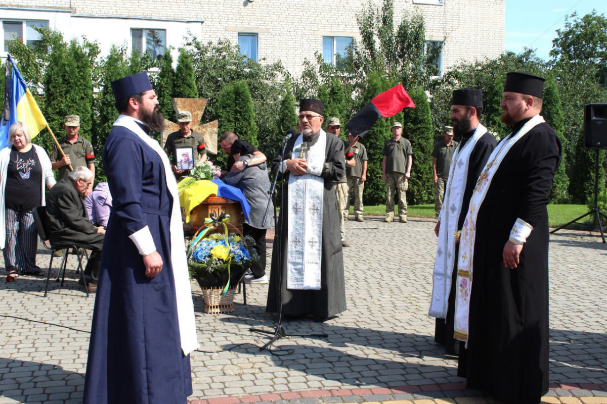 Серце воїна зупинилося після років боротьби: громада на Волині зустріла на щиті Олега Орлюка