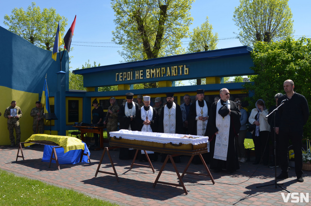 Був людиною, до якої тягнулося серце: на Волині попрощалися з 26-річним Героєм Дмитром Слюсарем