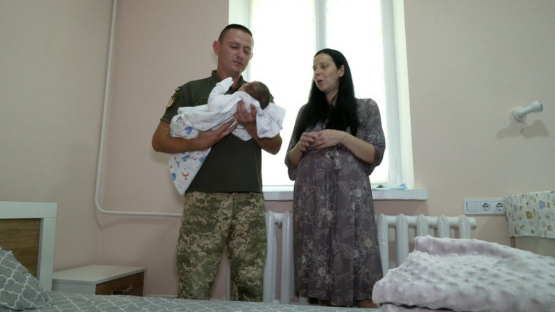 Понад 6 кг щастя: у Рівному в родині військового народився малюк-богатир