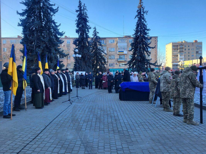 Сумне Різдво: на Волині в останню земну дорогу провели 32-річного воїна Володимира Бичика