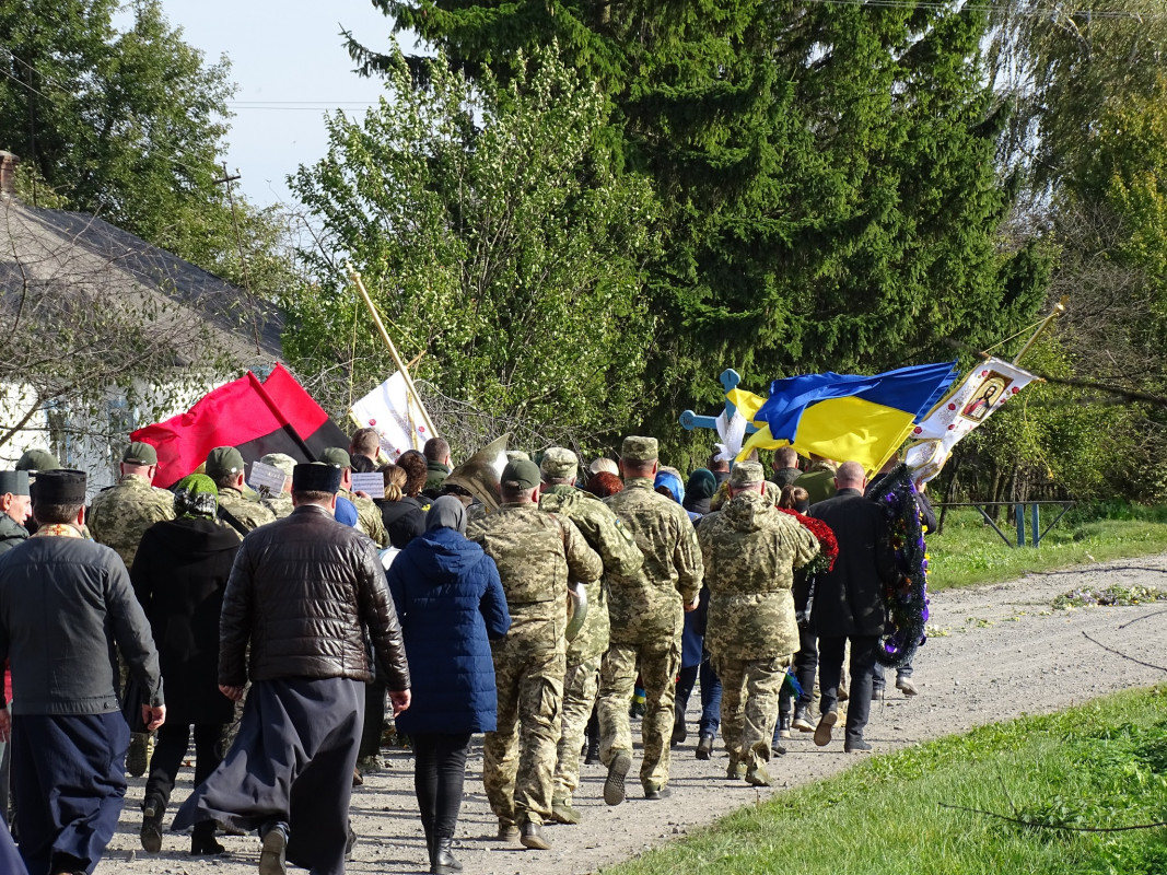 16 місяців чекали на тіло Героя: на Волині все село прийшло на поховання багатодітного батька Ігора Кузьмюка