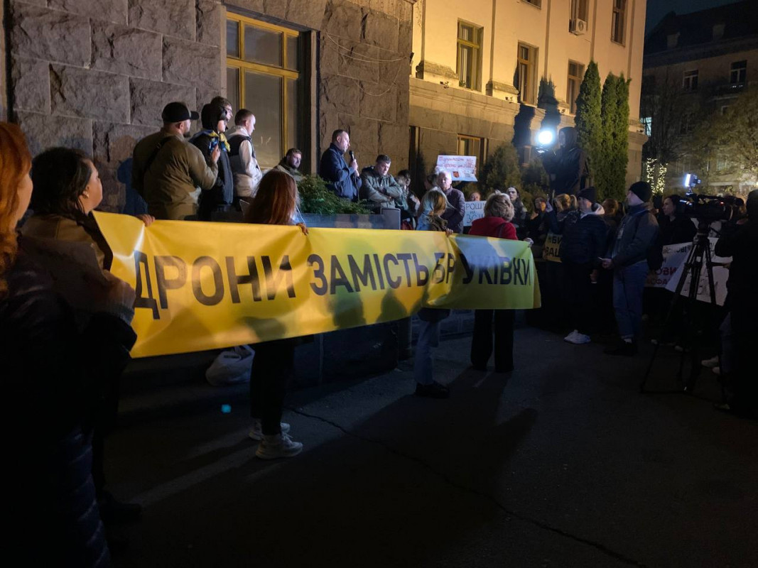 «Дрони замість бруківки»: у Луцьку збирали підписи задля більшої допомоги ЗСУ з бюджету