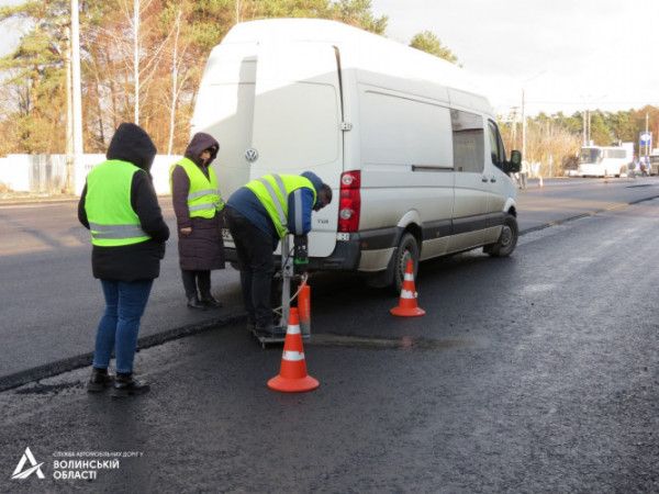 Асфальт клали і вдень, і вночі: біля «Ягодина» відремонтували дорогу