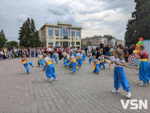 У центрі Луцька провели яскраве свято для дітей