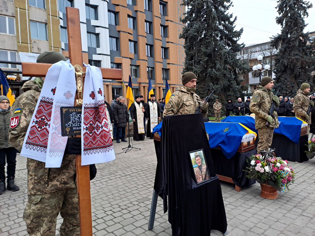 Дві втрати в одні громаді: на Волині попрощалися з Героями Артемом Абрамчуком та Юрієм Гусаром