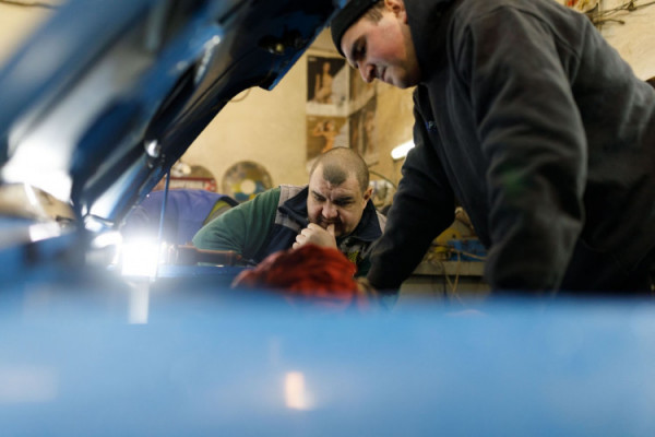Механік з Луцька безоплатно ремонтує автомобілі для ЗСУ
