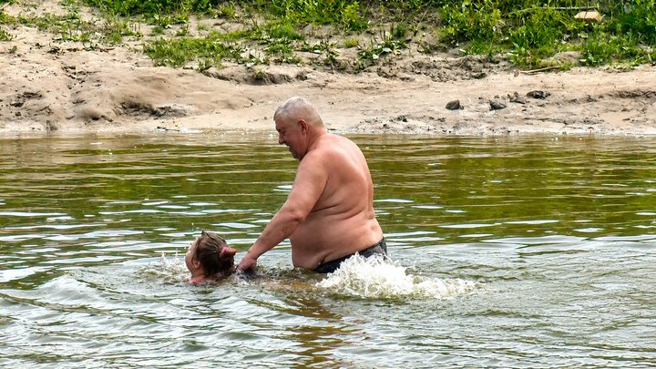 Водорості та очерет на пляжі: коли у Луцьку розчистять річку Стир