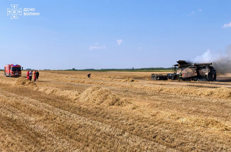 На Волині під час жнив загорівся комбайн