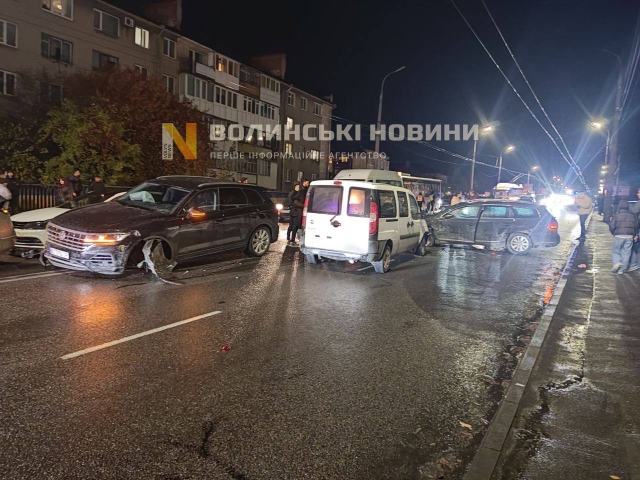 Зіткнулися п’ять авто: у Луцьку сталася масштабна ДТП. Відео