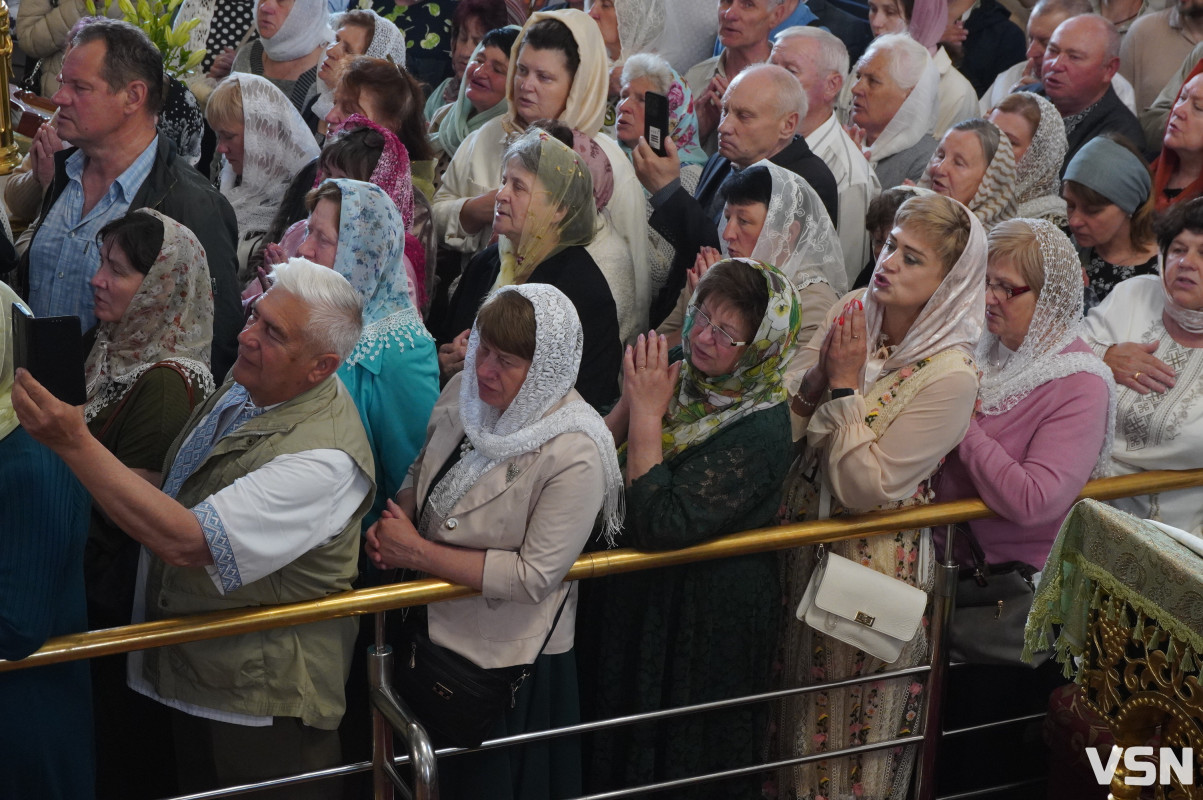 Хресна хода і спільна молитва: як минула літургія за участі Епіфанія у Луцьку. Фоторепортаж