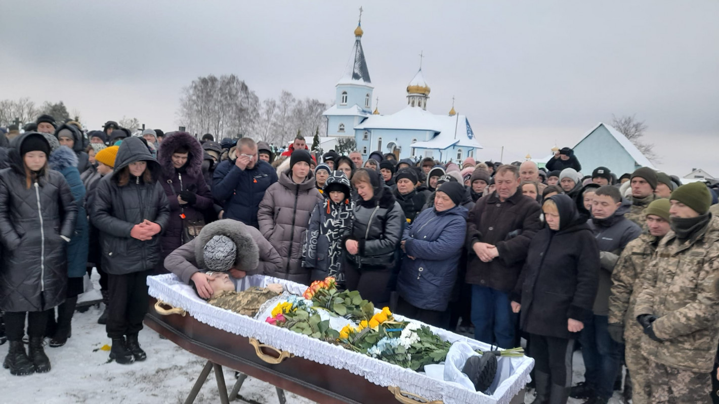 Залишилася молода дружина: на Волині поховали Героя Юрія Льовкіна
