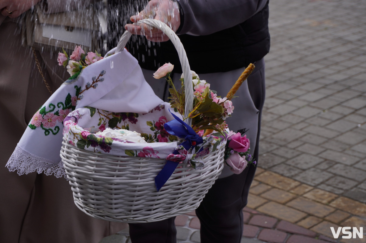 Як у Луцьку освячують Великодні кошики? Фоторепортаж