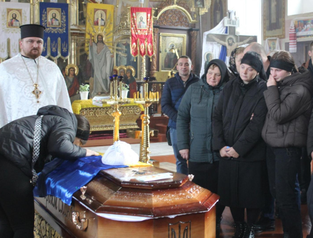 Маленький син ніколи більше не побачить тата: на Волині попрощалися з Героєм Миколою Мясковським
