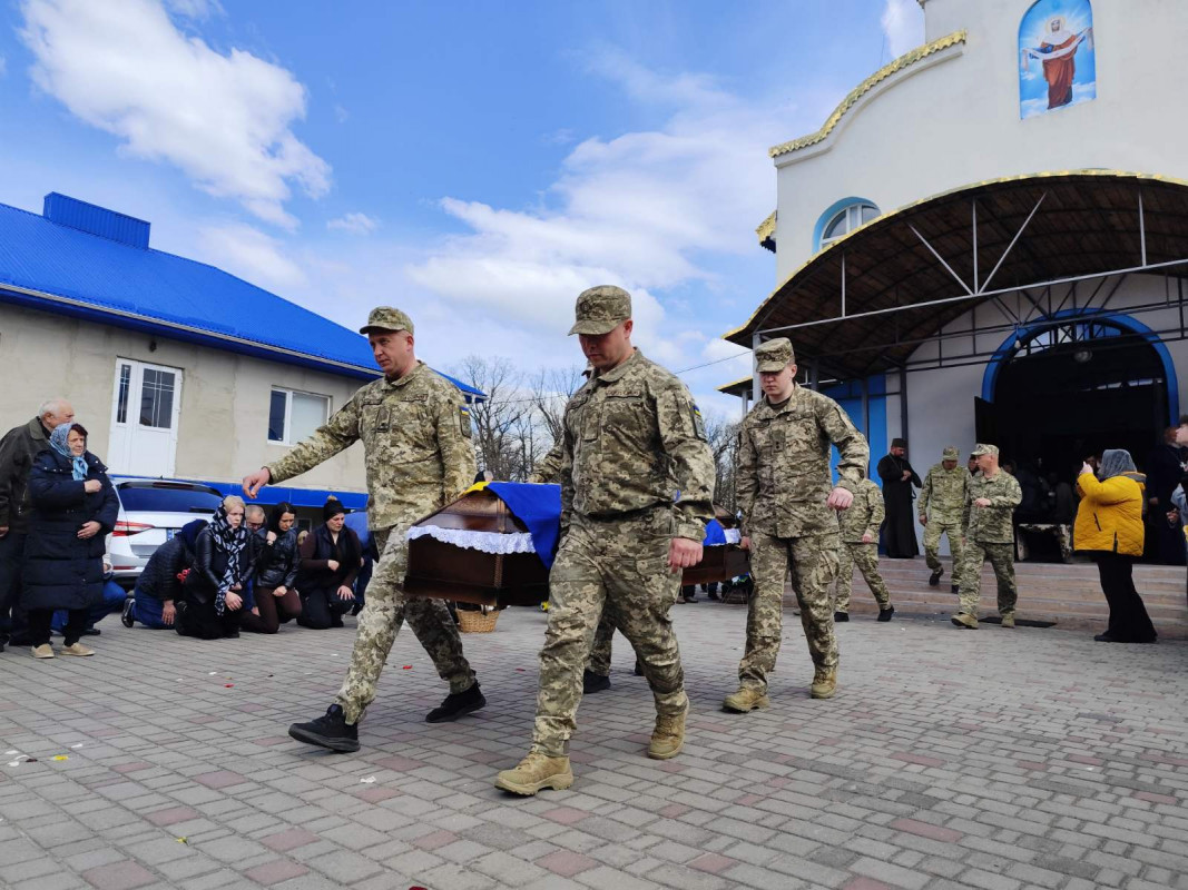 Останній дзвінок для Героя: у місті на Волині попрощалися з Олександром Каленюком