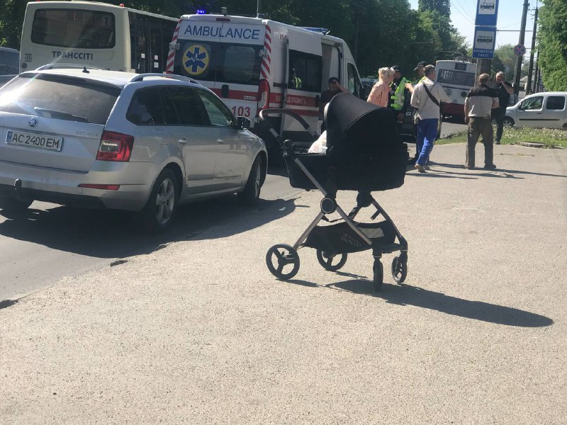 У Луцьку автокран збив маму з немовлям