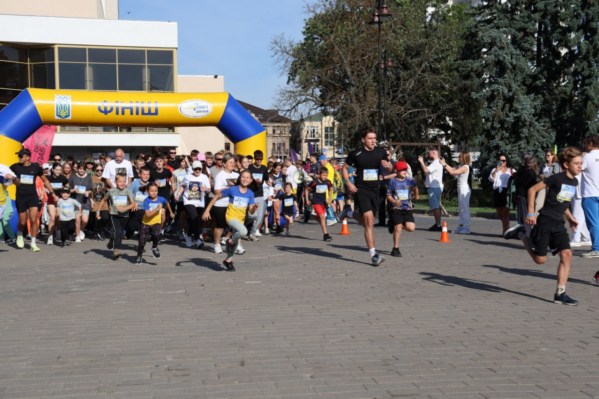 600 людей бігли за Героїв: у Луцьку відбувся патріотичний забіг