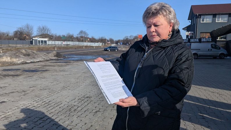 Люди перебігають дорогу просто між фурами: мешканці села біля Луцька просять автобус та перехід