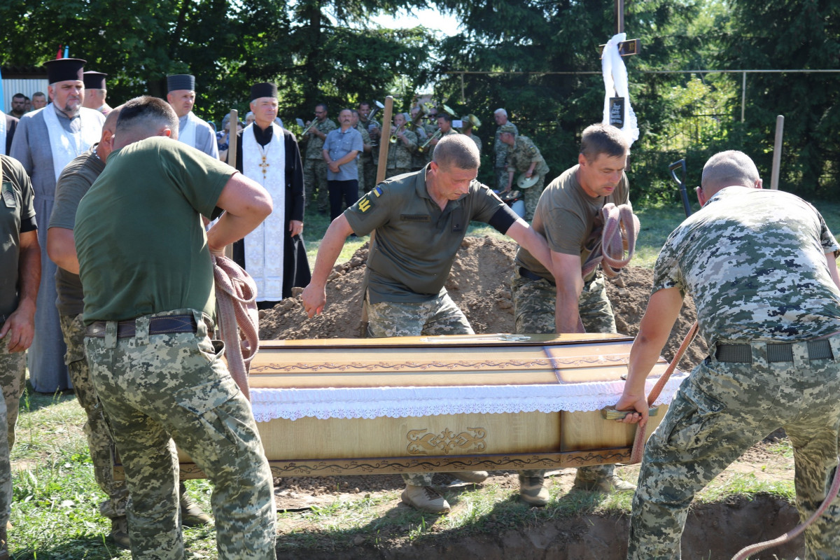 Отримав поранення, несумісні з життям: на Волині сотні людей провели в останню путь Героя Дмитра Редчука