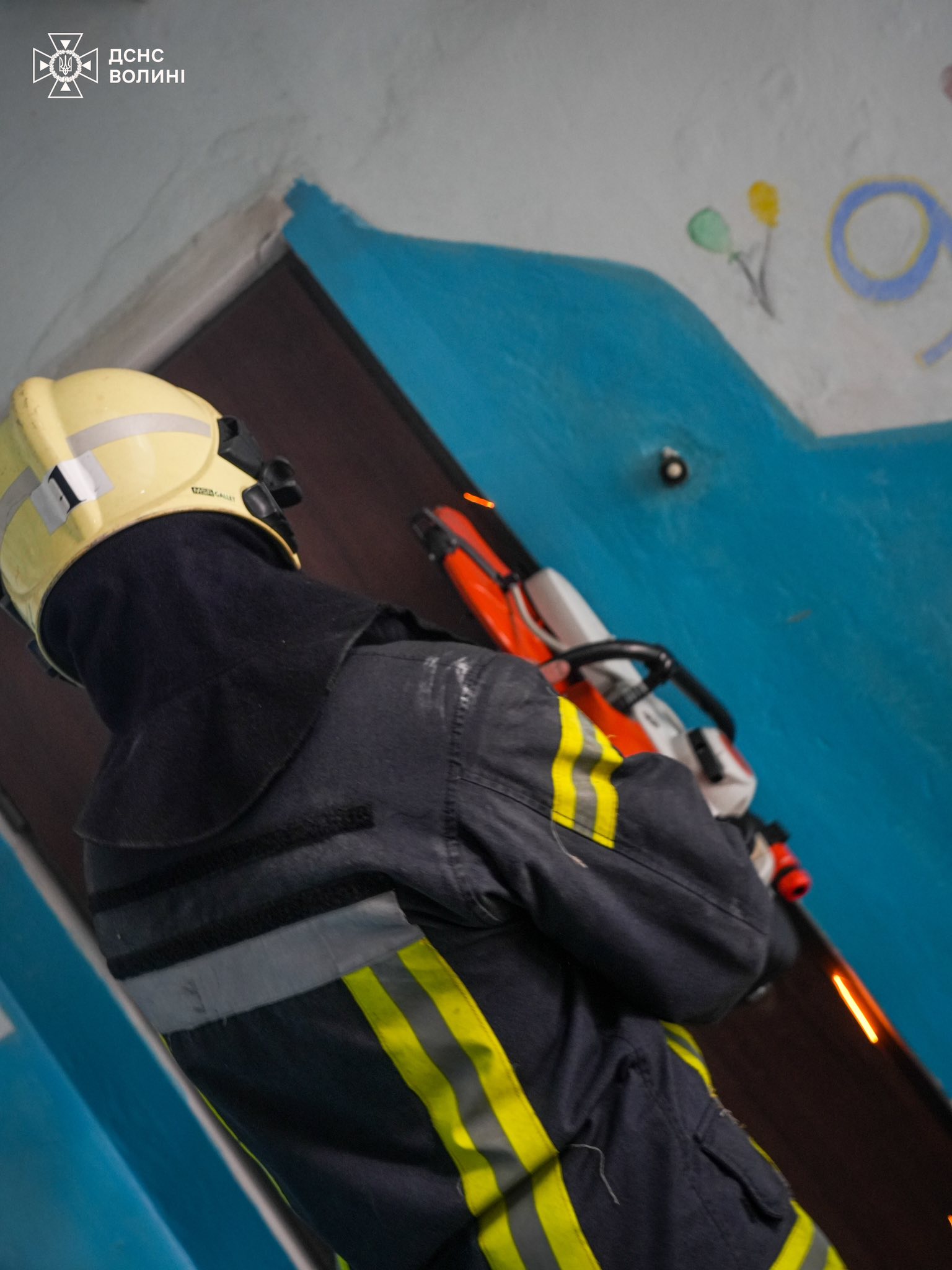 У Луцьку рятувальники врятували літню жінку із заблокованої квартири