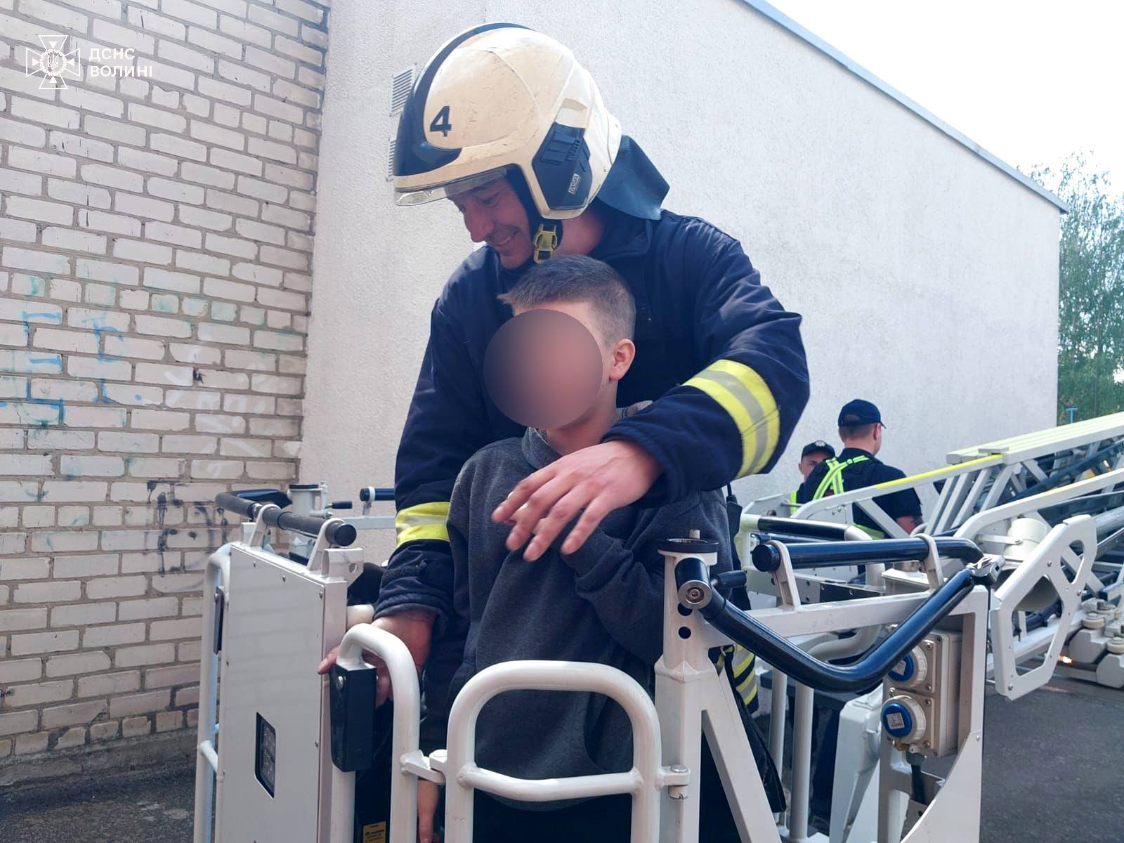 У місті на Волині рятувальники знімали з даху 13-річного хлопця: що відомо