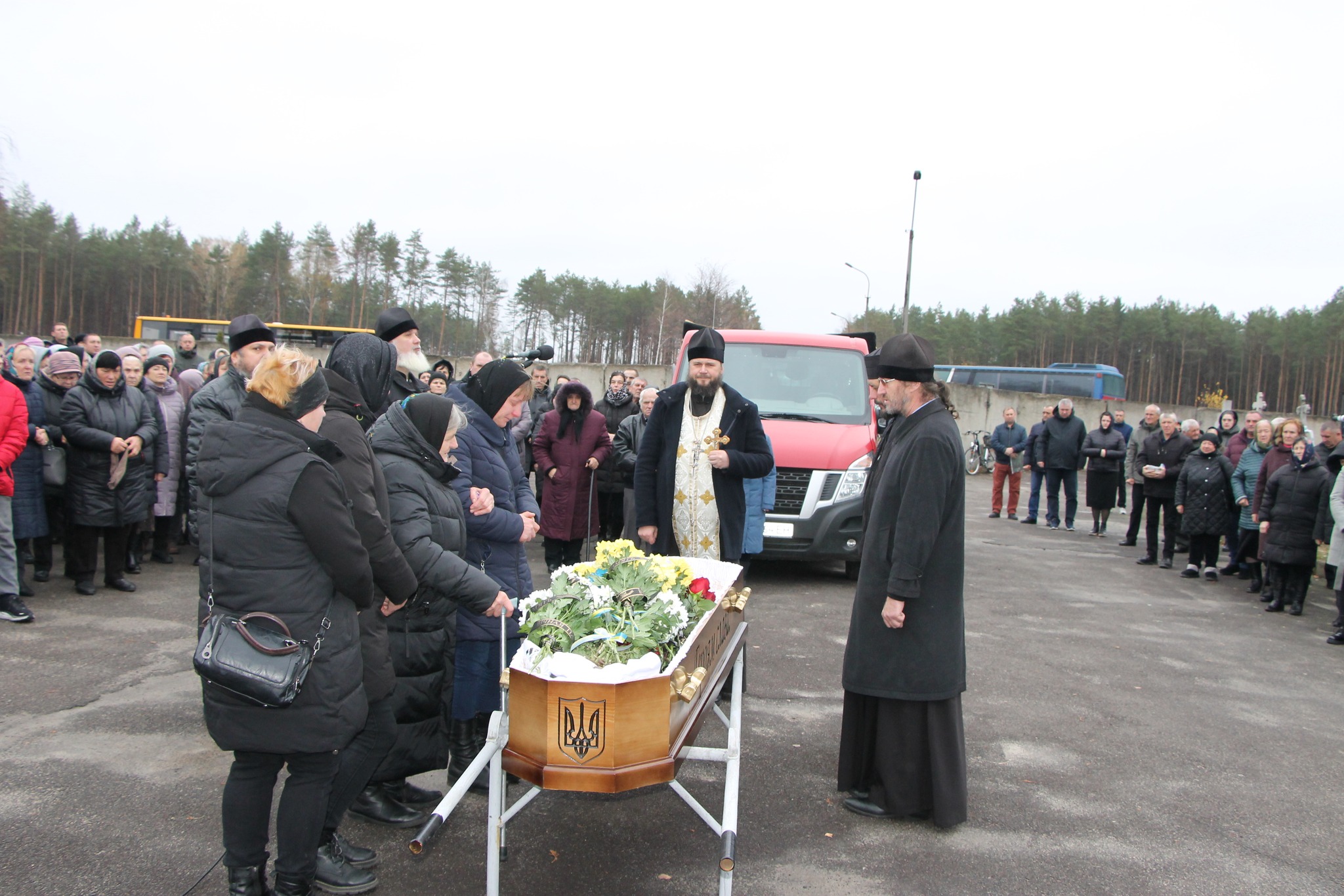 Ще одна мати пов’язала чорну хустину: на Волині попрощалися із 41-річним Героєм Володимиром Радчуком