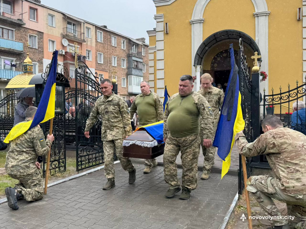 Вважався зниклим безвісти: на Волині в останню земну дорогу провели Героя Олександра Бєлова