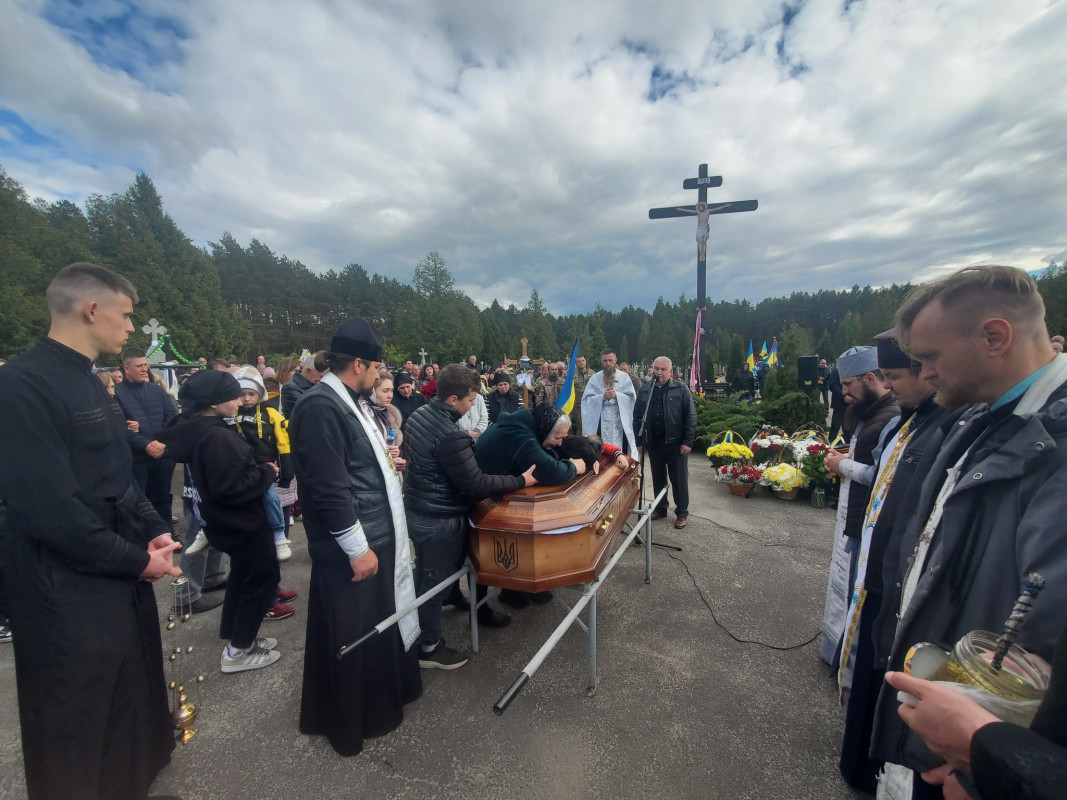 Троє синів втратили батька: на Волині попрощались з Героєм Миколою Кураном