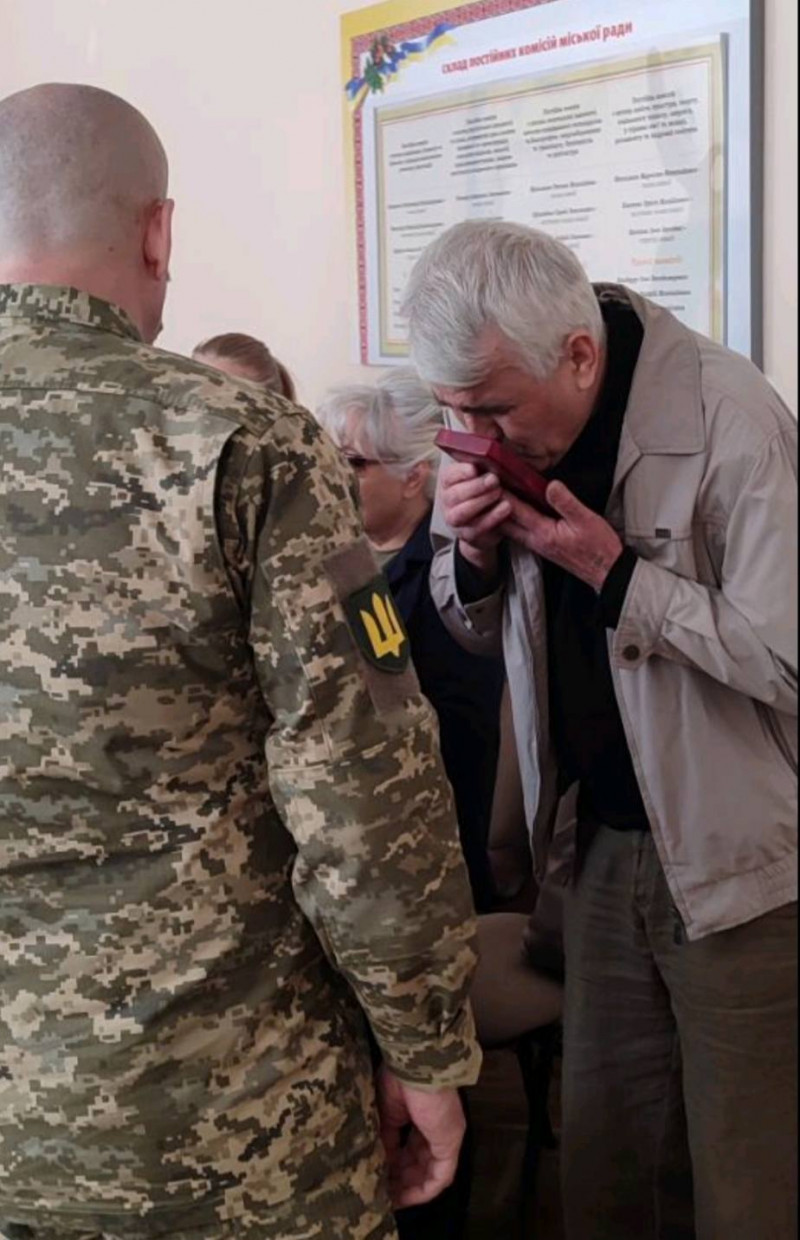 На Волині родині загиблого Едуарда Вовчука вручили посмертну нагороду Героя