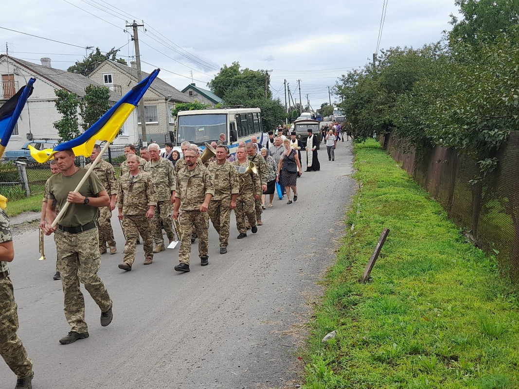 Діти залишились без батька: на Волині попрощалися з Героєм Валентином Ошайком