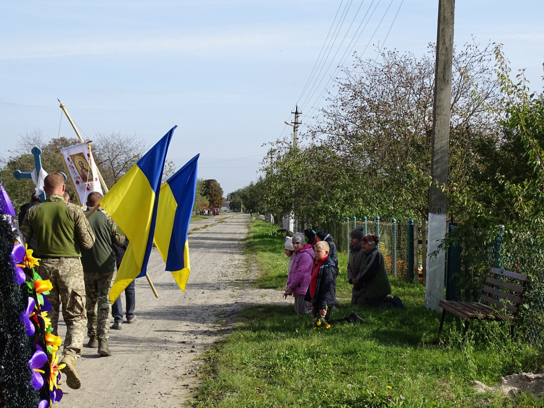 16 місяців чекали на тіло Героя: на Волині все село прийшло на поховання багатодітного батька Ігора Кузьмюка