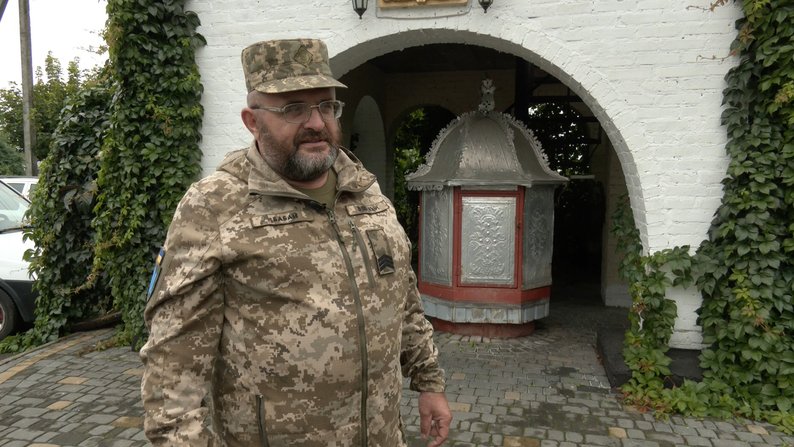 У відпустку з фронту - і відразу до храму: дзвонар волинського монастиря третій рік служить у війську