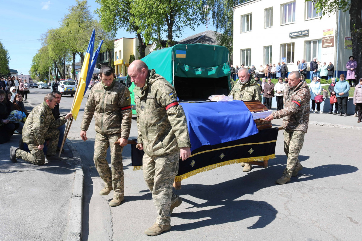 Близько 11 місяців вважався зниклим безвісти: на Волині попрощалися із захисником Василем Фаринюком