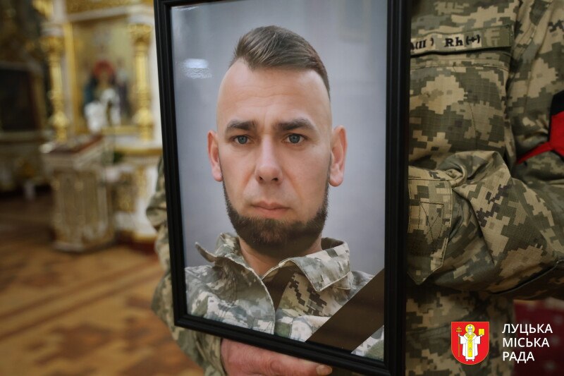 Залишилися мама, брати та син: у Луцьку провели в останню дорогу Героя Євгена Писаренка