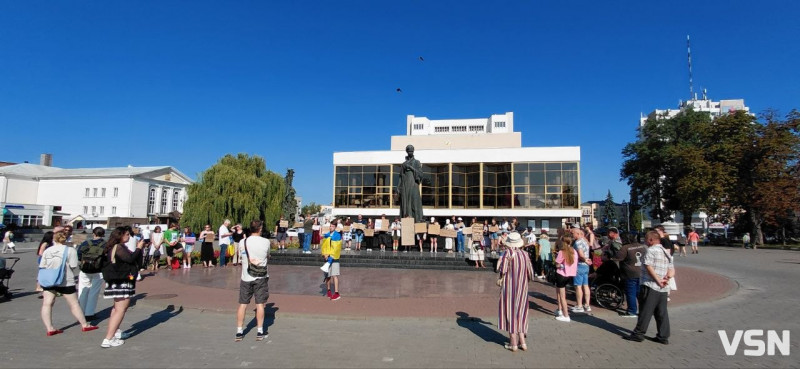 «Міняйте полонених, а не Федорова!»: лучани вийшли на протест проти кадрових ігор влади