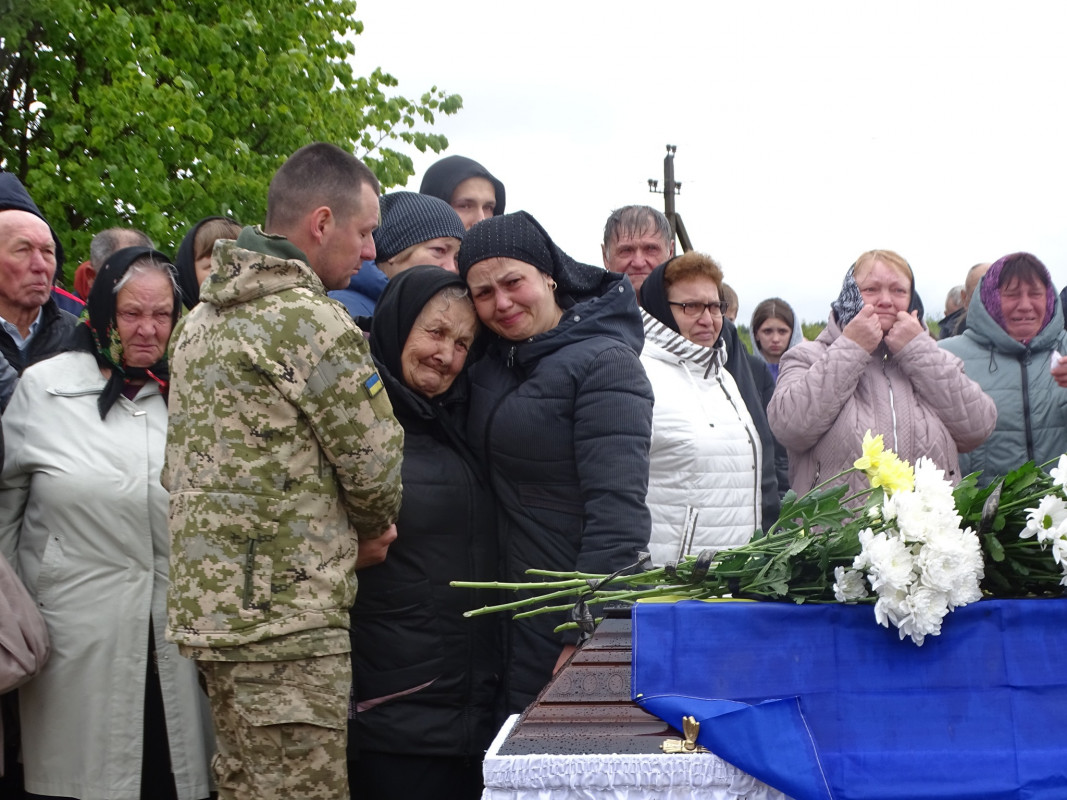 Повернувся до рідного дому «на щиті»: на Волині в останню дорогу провели Героя Сергія Гручину