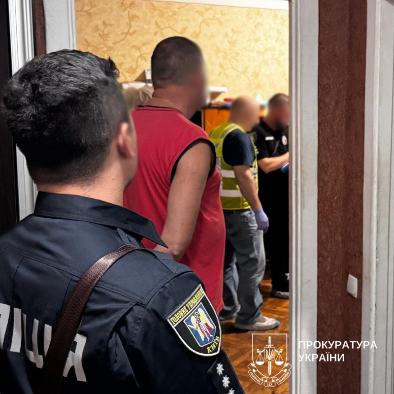 Задушив дружину й доньку, а потім наклав на себе руки: у столиці розслідують трагедію