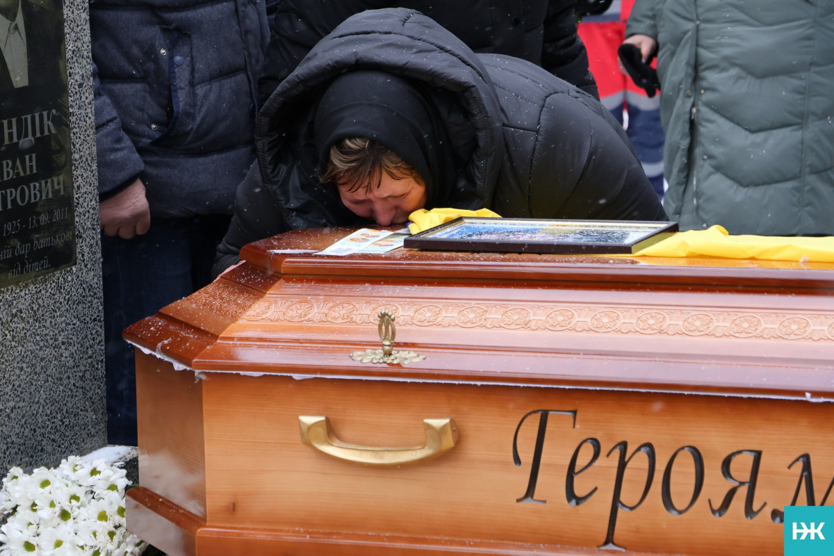 Довгою була остання дорога додому: на Волині попрощалися з воїном Володимиром Сірцем