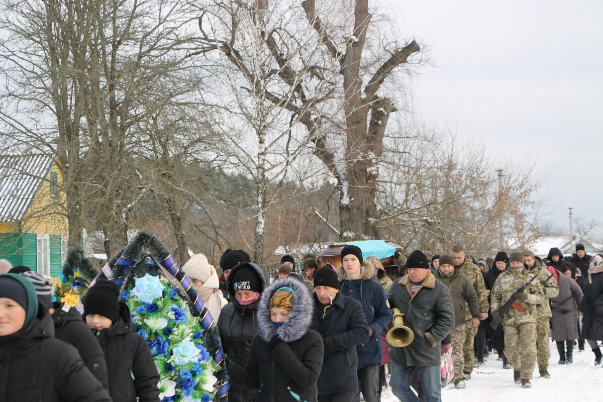 Загинув ще влітку: на Волині все село прийшло на поховання 25-річного Героя Владислава Величка