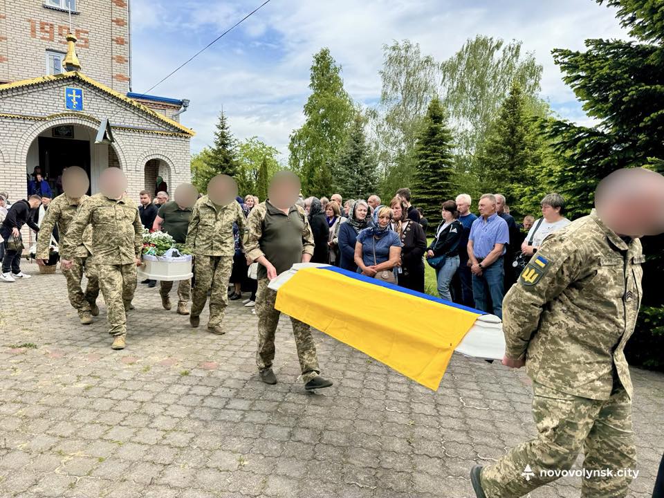 Серце зупинилося у лікарні: на Волині в останню дорогу провели Героя Юрія Сасагу