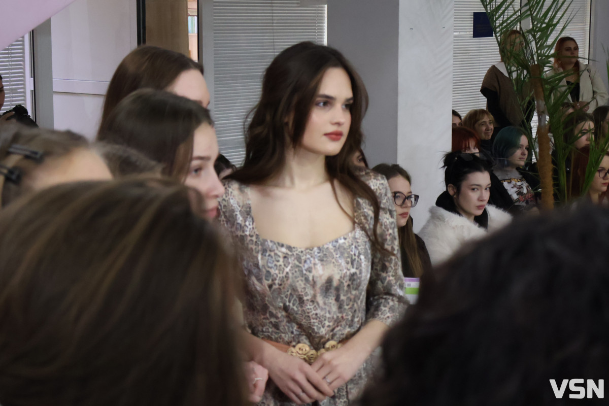 «Намальована надія»: ветеранка війни з Луцька презентувала колекцію суконь