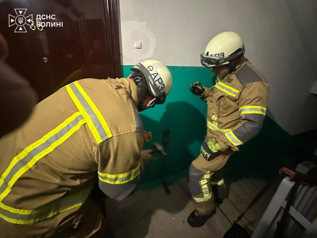 Не могли відчинити двері та потребували медичної допомоги: на Волині рятували двох літніх жінок
